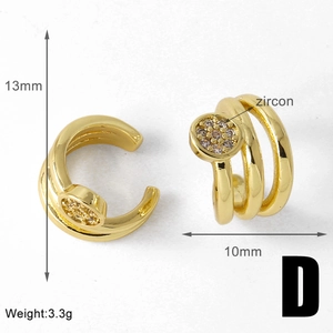Makroaufnahme von vergoldeter C-Ohrklemme im Nageldesign mit Zirkonia-Details