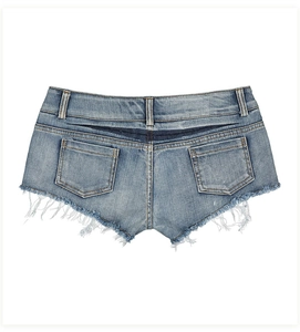 Rückansicht blauer Denim-Shorts mit ausgefransten Kanten und doppelten Gesäßtaschen
