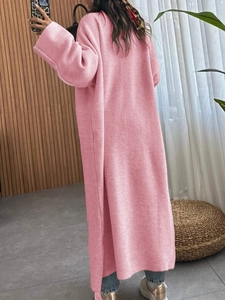 Vue arrière d'un long cardigan en maille rose avec une coupe tendance décontractée et ample