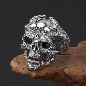 Bague tête de mort punk rétro en argent antique sur un socle en pierre naturelle