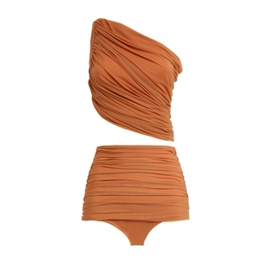 Detailansicht eines orangefarbenen One-Shoulder-Bikinis mit geraffter Mesh-Struktur