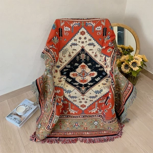 Détails de texture d'une couverture bohème d'extérieur avec franges et motifs géométriques