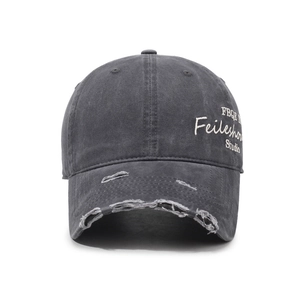 Dunkelgraue gewaschene Baseballkappe im Distressed-Look mit Seitenstickerei und Rissdetails