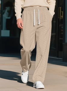 Detail der beigen Herren-Strickhose mit Zopfmuster, Kordelzug und strukturierter Optik