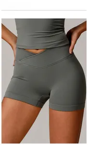 Detailansicht der nahtlosen grauen Yogashorts mit V-förmigem hohem Bund und Push-Up-Effekt am Po