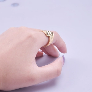 Chic gold-plated titanium steel wavy ring for men and women on a hand model