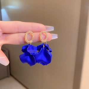 Orecchini a petalo blu Klein con cerchi dorati testurizzati dallo stile elegante