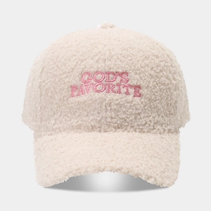 Nahaufnahme der Teddy-Fleece-Kappe mit rosa God's Favorite Bestickung in Beige