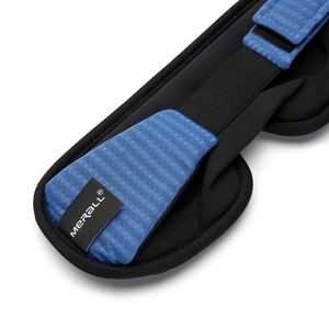 Detail of 3D sleep mask featuring breathable blue mesh fabric and MERALL brand label