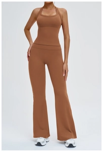 Vue de face de l'ensemble de yoga caramel avec débardeur dos nageur et legging évasé