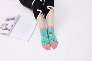 Gros plan sur chaussettes en coton bleu avec motif mangue et talons contrastés