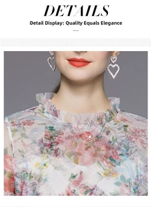 Detalle del cuello del vestido de gasa floral con volantes y broche de mariposa plateado