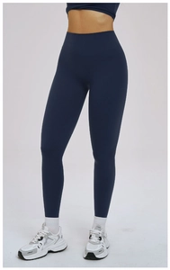 Gros plan sur le legging de yoga bleu marine à taille haute et effet galbant fessier