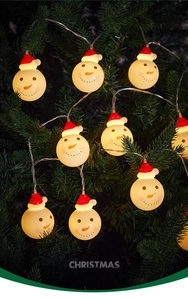 Gedetailleerd overzicht van warm gloeiende sneeuwpop LED lichtslingers in een kerstboom.