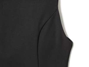 Detalle de la costura lateral y el tejido de punto de calidad de un vestido negro