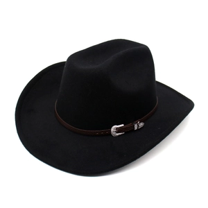 Dettaglio cappello cowboy nero con cinturino in pelle marrone e fibbia in argento