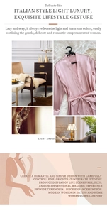 Détail du peignoir en satin de soie rose montrant la texture et la ceinture nouée