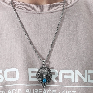 Pendentif loup vintage avec pierre bleue et chaîne argentée pour hommes style rétro