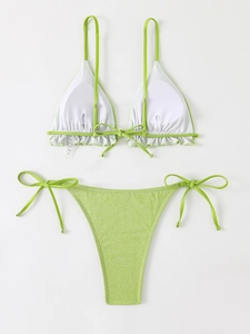Détail du bikini vert fluo à volants montrant les bretelles réglables et le tissu