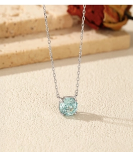 Gros plan du collier en argent S925 avec une pierre bleu clair octogonale sertie à 4 griffes