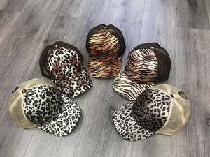 Detail van mesh trucker caps met luipaardprint en handige opening voor een paardenstaart