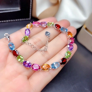 Dettaglio macro del bracciale in argento S925 con pietre preziose colorate a taglio ovale