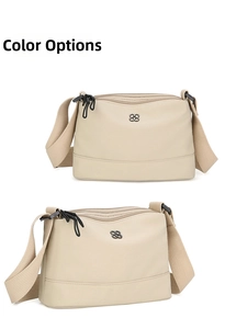 Détails macro du sac bandoulière en nylon blanc cassé avec fermetures éclair et logo fleuri