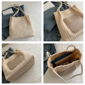 Detailansicht der großen gewebten Shopper-Tasche mit Innenraum und PU-Lederbesatz