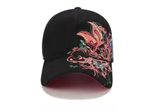 Dettaglio del ricamo farfalla con paillettes e motivi floreali su cappello nero