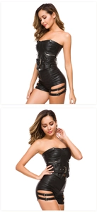 Dettaglio di un completo due pezzi in ecopelle nera con pantaloncini e fibbie metalliche