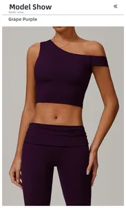 Ensemble de yoga violet raisin avec haut court à une épaule et legging taille haute