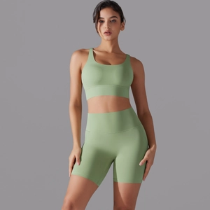 Dettaglio del set yoga senza cuciture verde chiaro con pantaloncini a vita alta e reggiseno