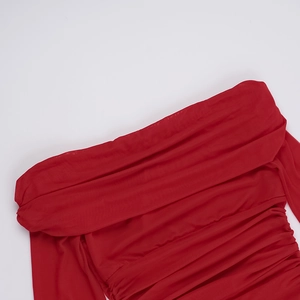 Detailansicht des gerafften Ausschnitts an diesem roten schulterfreien Netzkleid