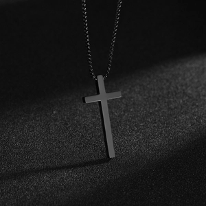 Collier croix en acier inoxydable noir minimaliste avec chaîne sur fond texturé