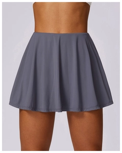 Detail van donkergrijze tennisrok met hoge taille en vochtafvoerende plooien