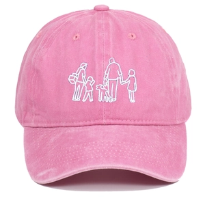 Détail de casquette rose délavée rétro avec broderie blanche famille et chien