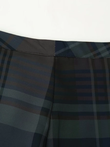 Vue détaillée de la taille du pantalon à carreaux en tissu bleu marine et gris foncé