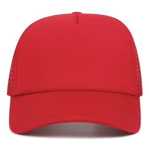 Vorderansicht Detail einer klassischen roten Trucker-Mütze mit atmungsaktivem Netz
