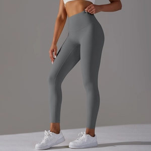 Détail du legging de yoga gris taille haute avec effet push-up et coupe ajustée sans couture