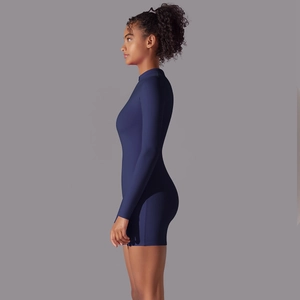 Vista laterale dettagliata della tutina sportiva blu navy elasticizzata con zip al collo