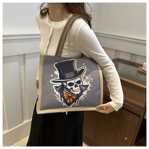 Détail du sac cabas Halloween en toile avec motif squelette élégant portant un haut-de-forme