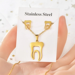 Ensemble collier pendentif dent et boucles d'oreilles en acier inoxydable doré