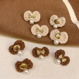 Boucles d'oreilles nœuds tricotés blanc et marron avec perles et breloques en or