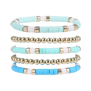 Détails du lot de 5 bracelets bohèmes avec perles Heishi bleues et accents dorés