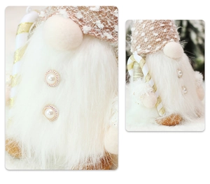 Dettaglio di gnomi natalizi in peluche bianco e oro champagne con perle e maglia