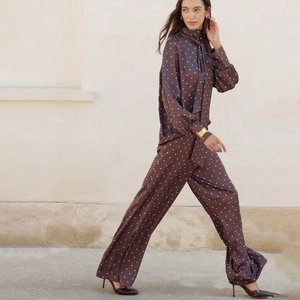 Ensemble élégant avec chemisier marron à pois et pantalon large en satin soyeux et fluide