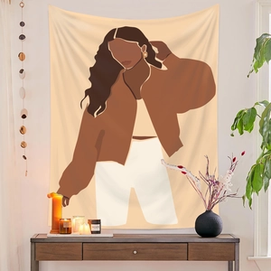 Künstlerischer Wandteppich mit Frauenporträt im Boho-Stil über Kerzenarrangement
