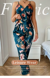 Détail du pyjama satiné vert foncé à fleurs montrant le caraco et la texture soyeuse