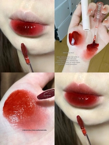 Detail view of 04# glossy water-mirror lip glaze showing lip application and hand swatches