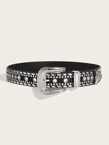 Détails d'une ceinture punk style western avec strass étincelants et rivets argentés
